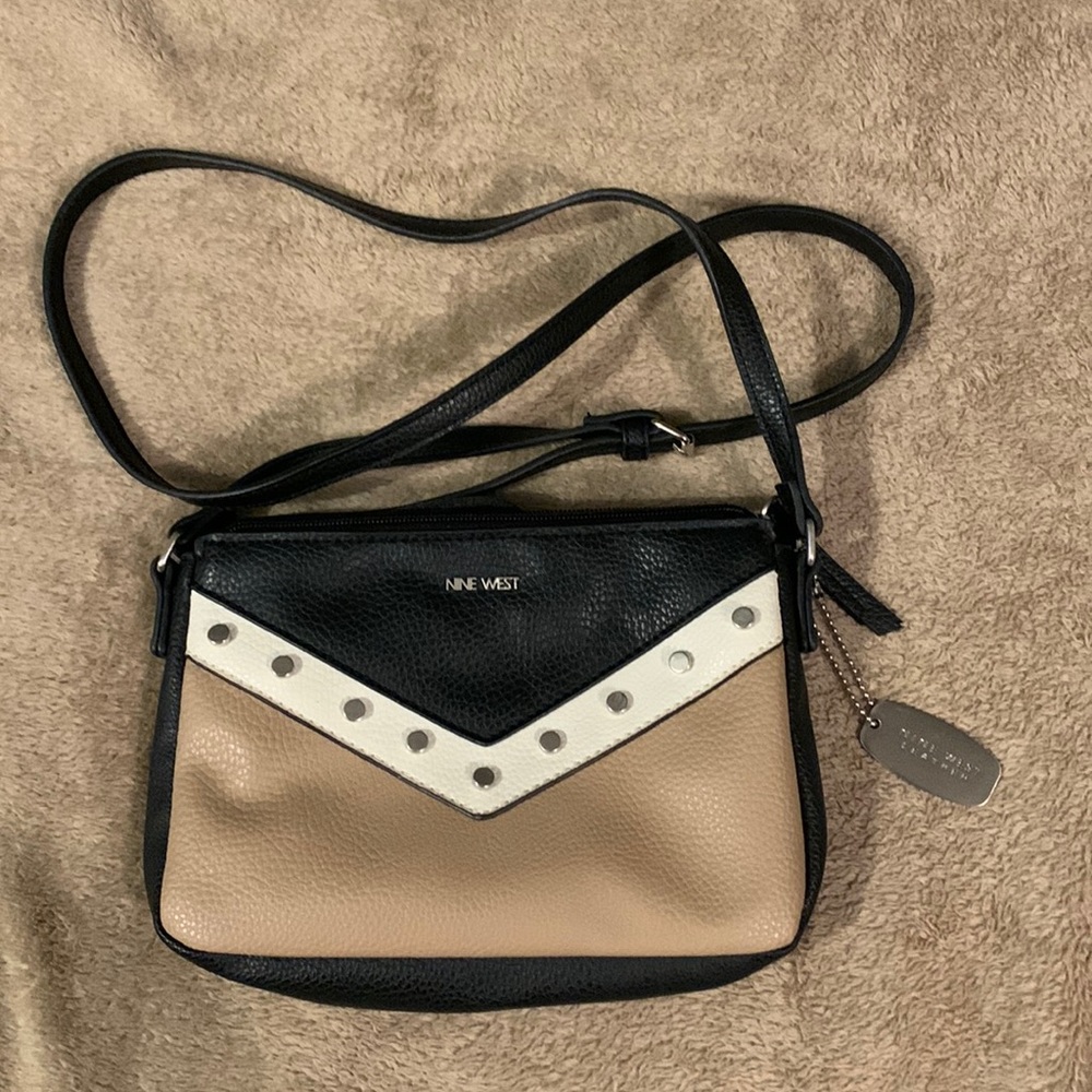 Nine West Leather crossbody purse. 10” in approximate length. Zipper closure.